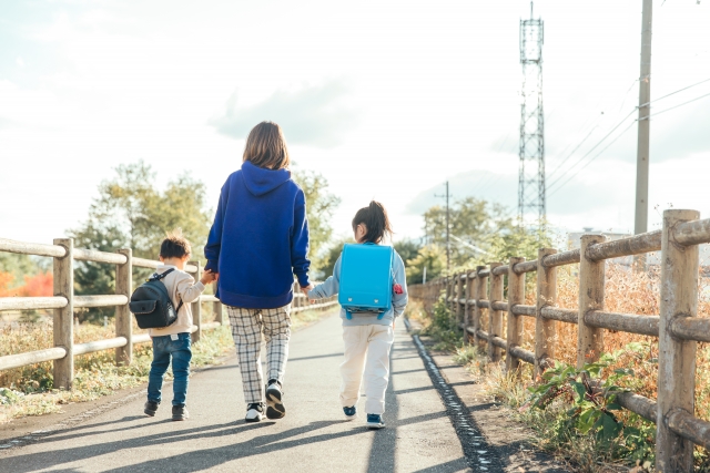 子育ての悩みがスッと軽くなる実践ガイド〜日常の中で笑顔を増やす知恵と工夫〜